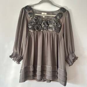ECI New York Women Tunic M Gray Sheer 3/4 Sleeve Floral Rosette Boho Blouse D26